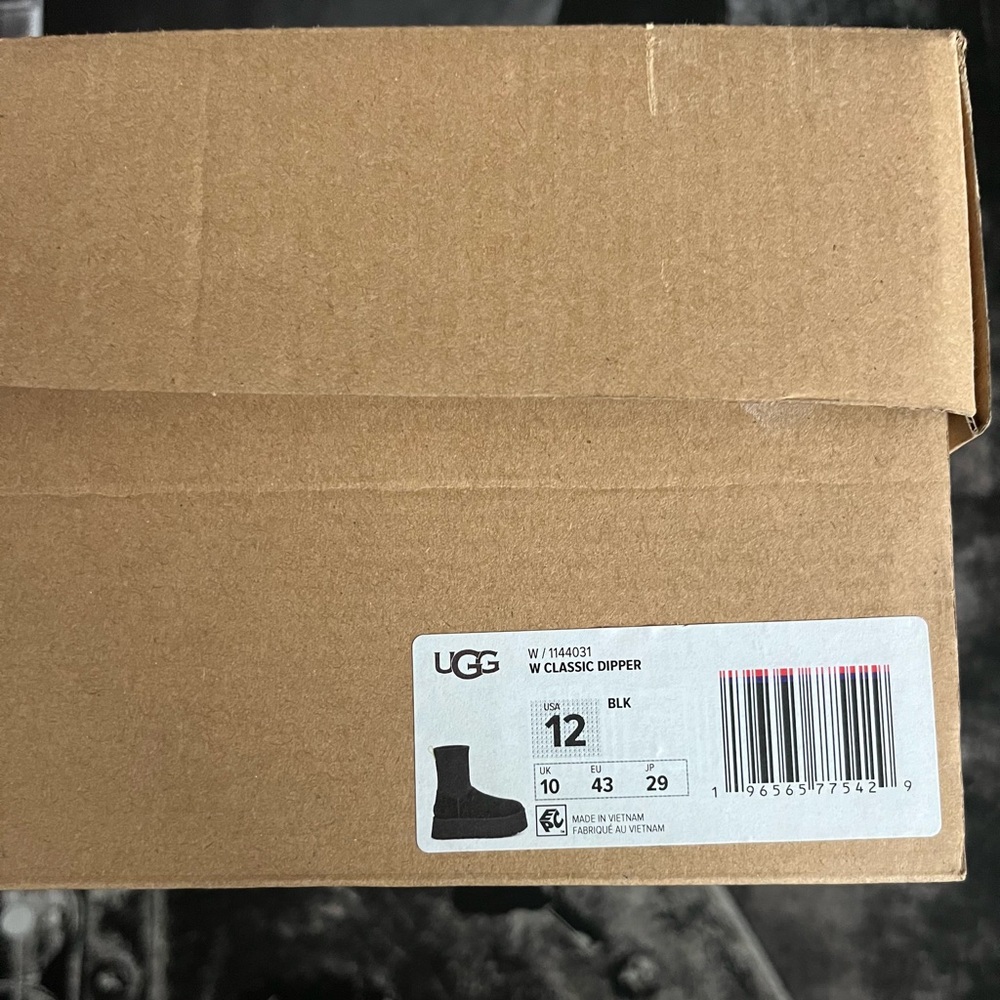 NIB UGG Boot - Picture 14 of 15